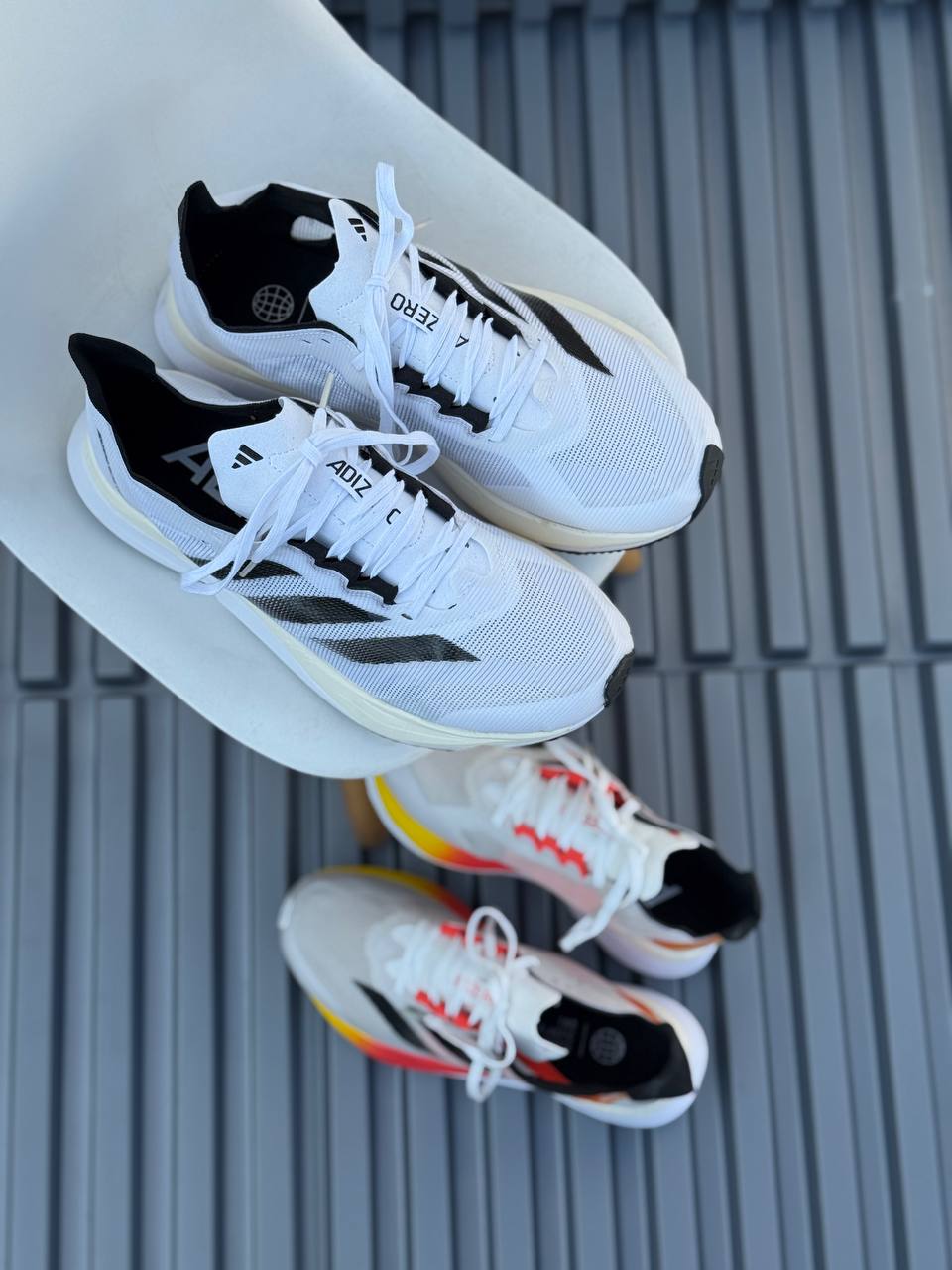 Adizero negra y naranja