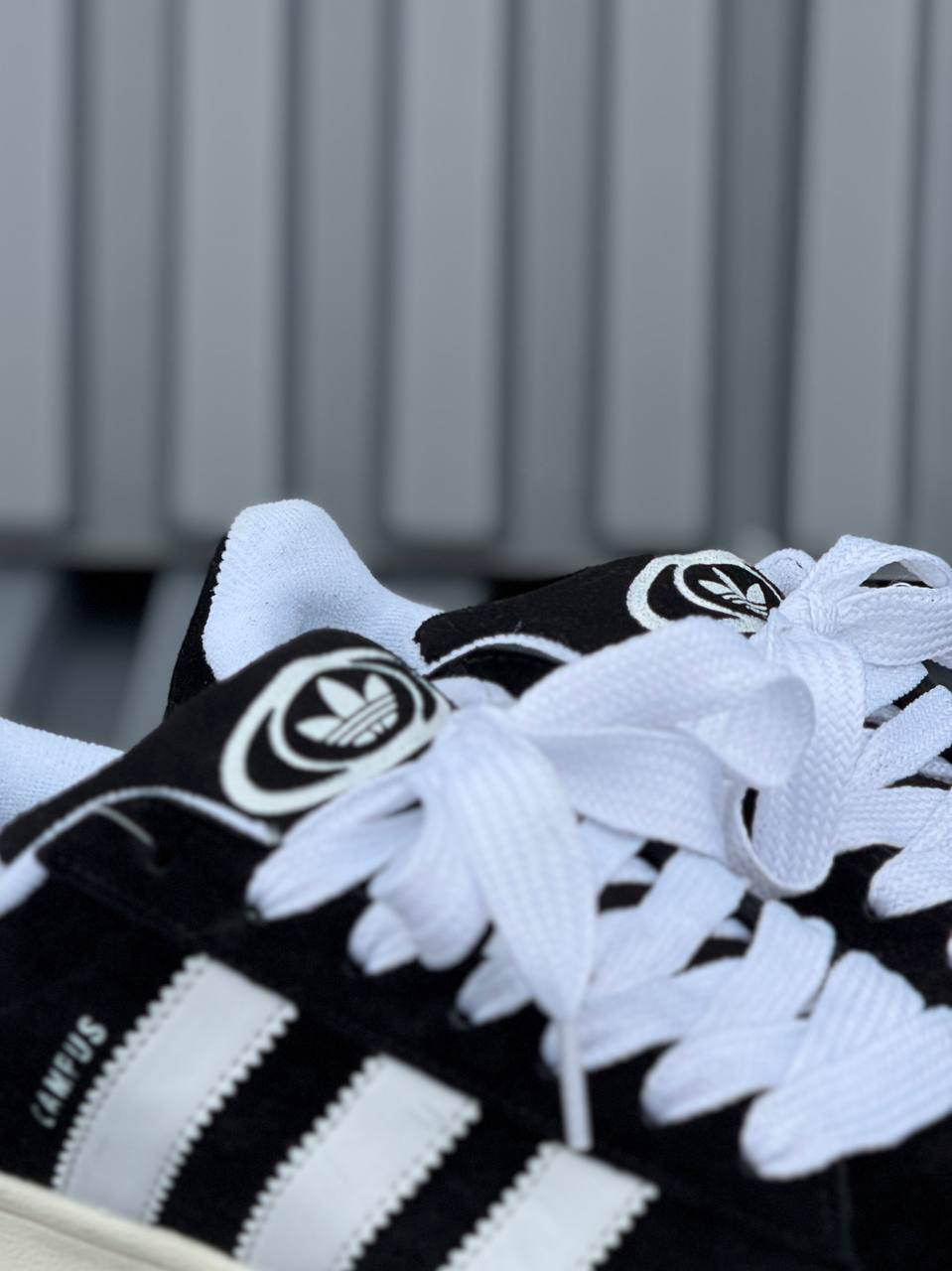 Adidas Campus negra blanca suela en goma