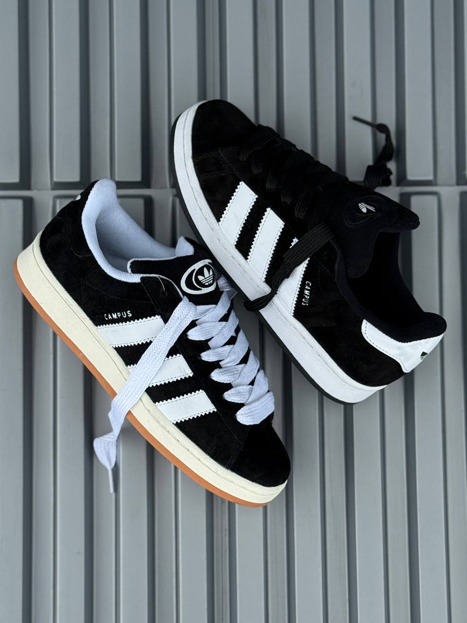 Adidas Campus negra blanca suela en goma