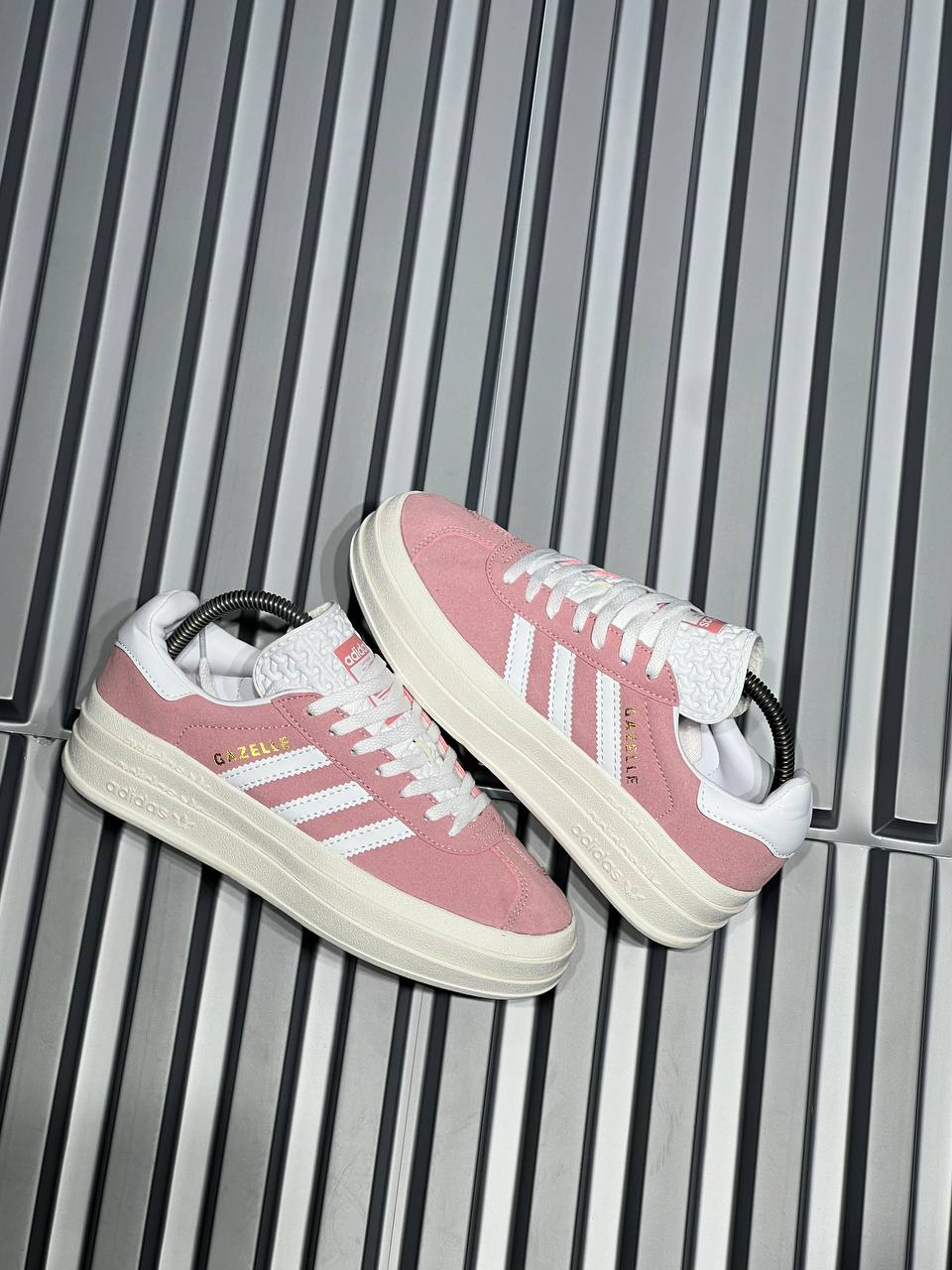 Adidas Gazelle con plataforma rosada
