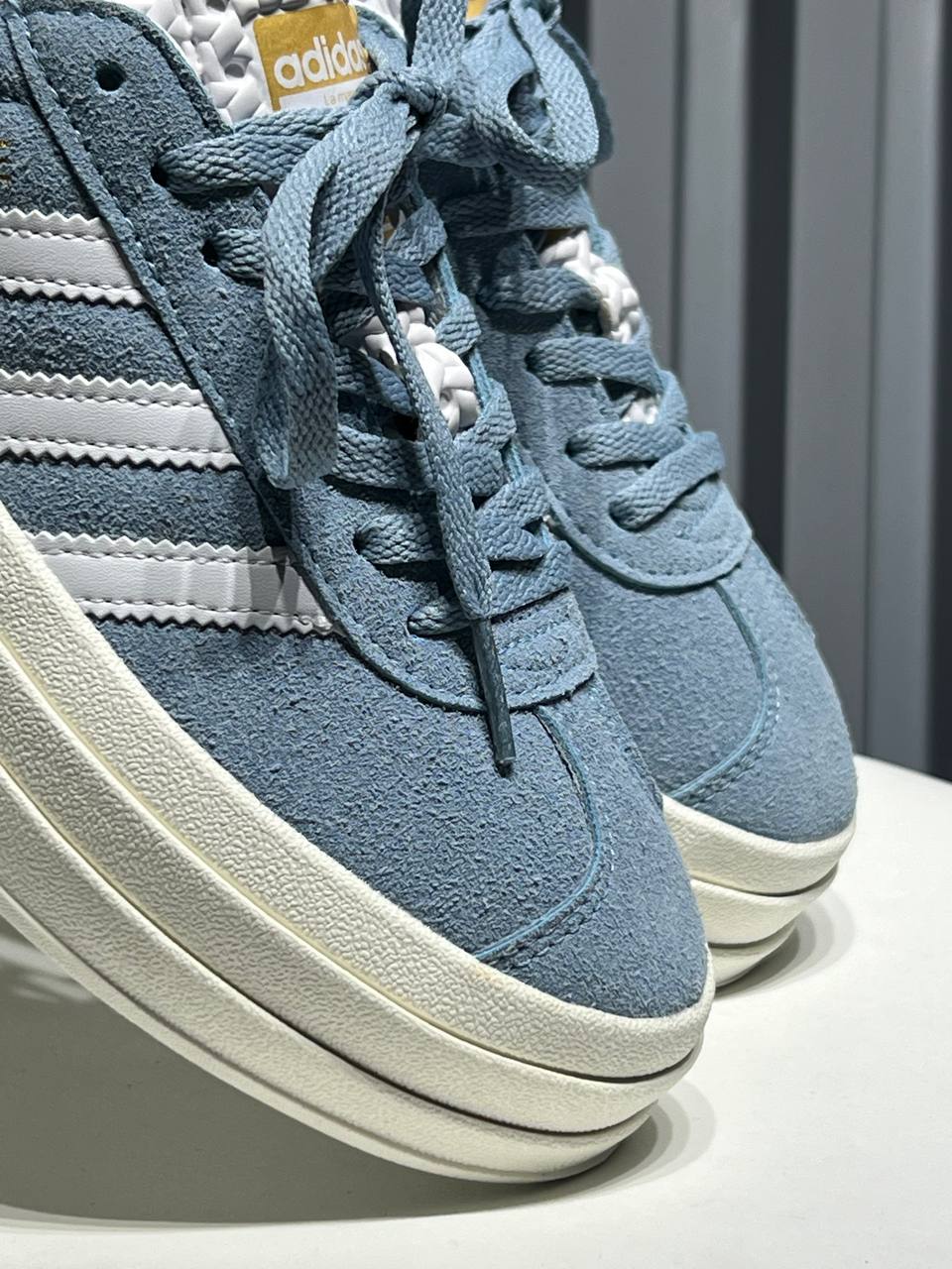 Adidas Gazelle con plataforma azul