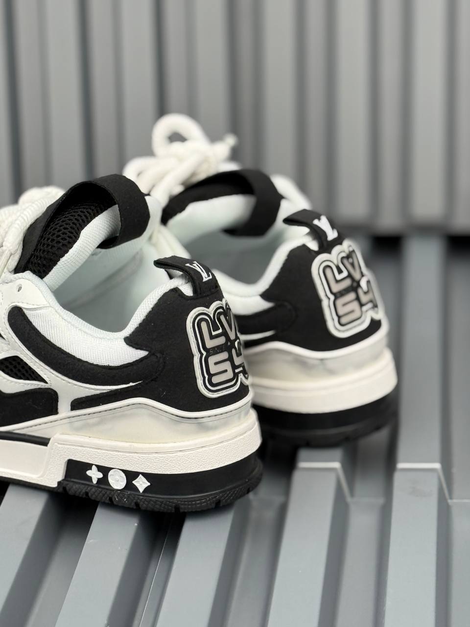 Louis Vuitton Negra con Blanco
