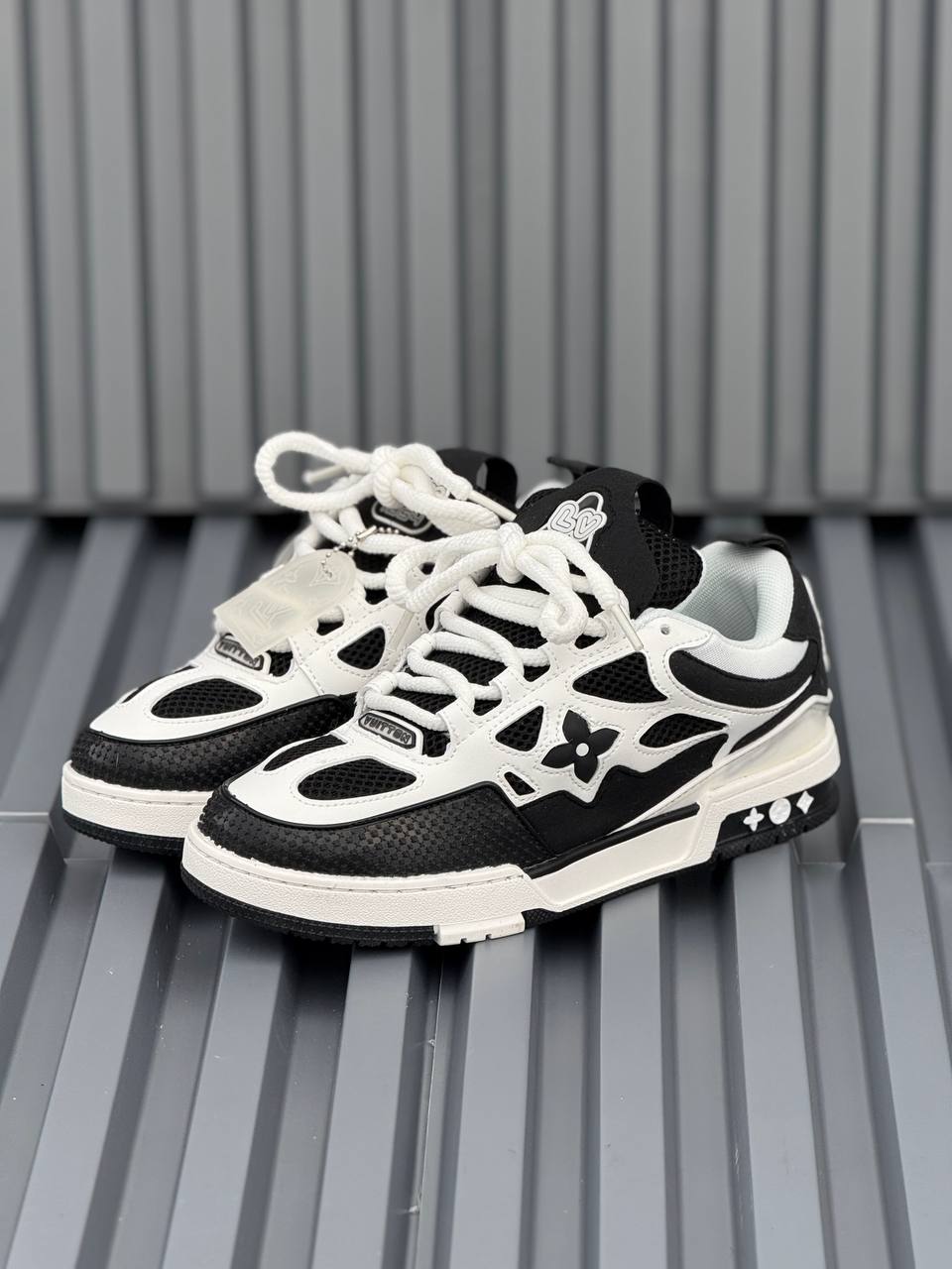 Louis Vuitton Negra con Blanco