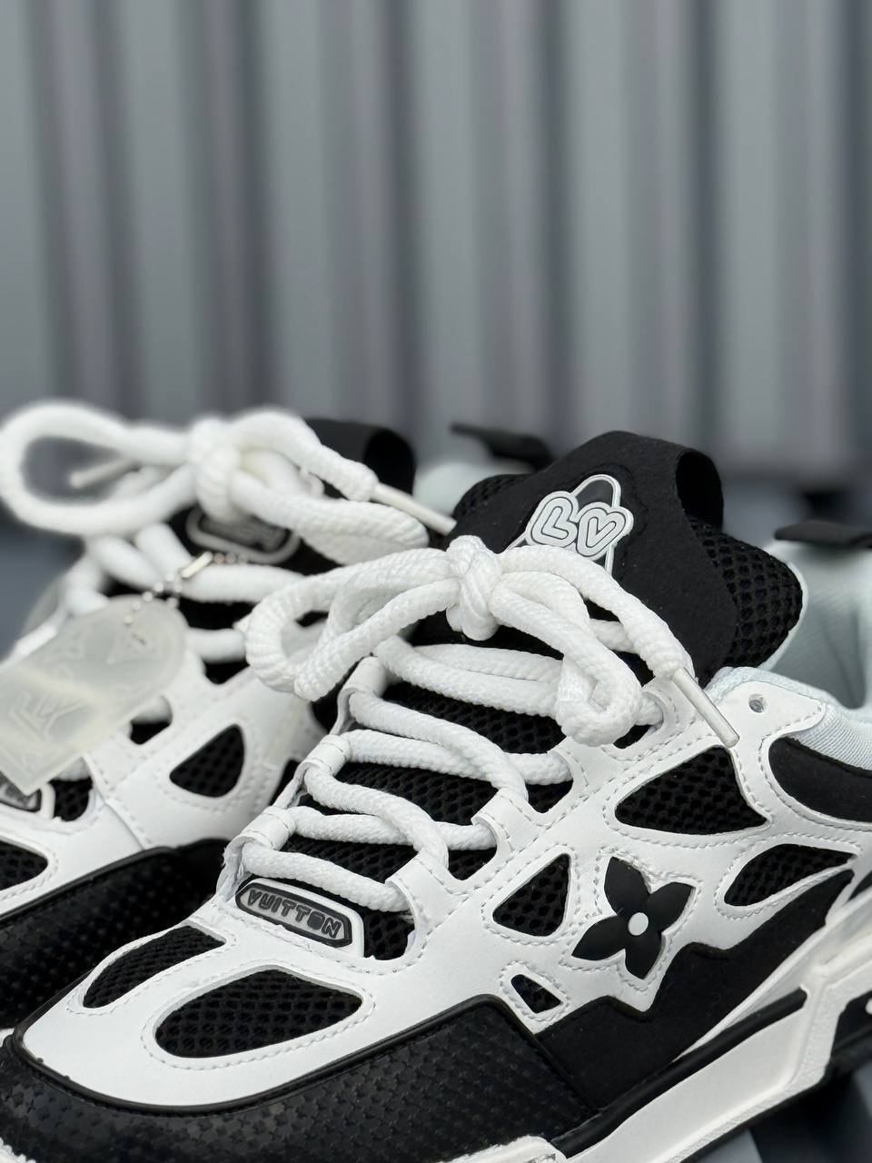 Louis Vuitton Negra con Blanco