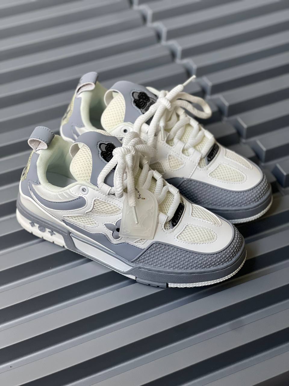 Louis Vuitton Gris con Blanco