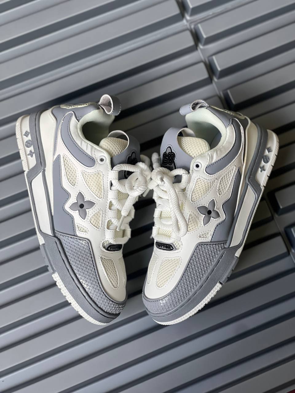 Louis Vuitton Gris con Blanco