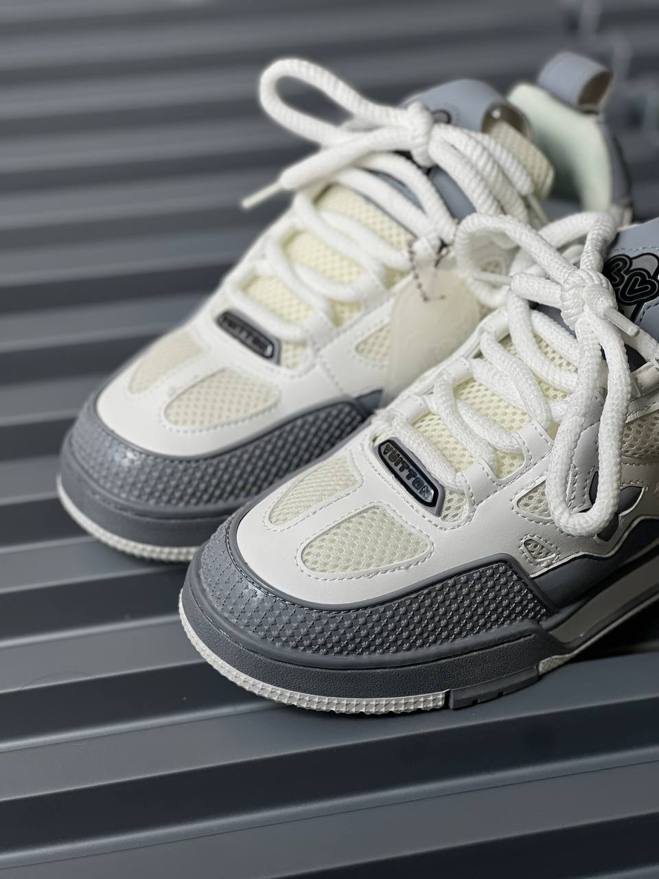 Louis Vuitton Gris con Blanco