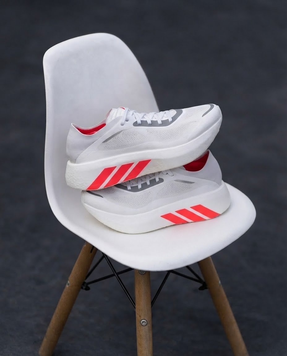 Adidas Hyperboost Run en color blanco con detalles en rojo (Solar Turbo)