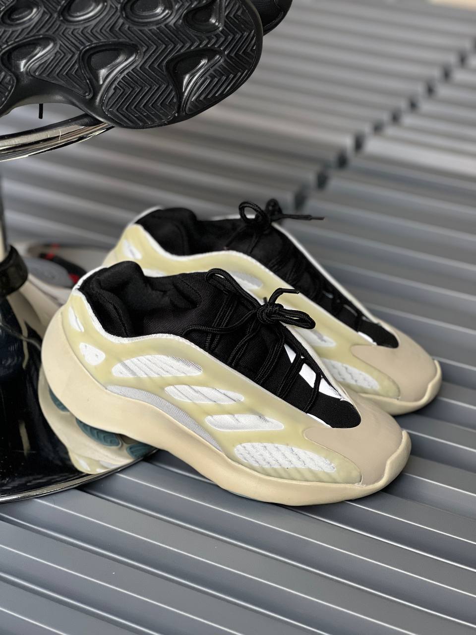 Adidas Yeezy 700 v3
