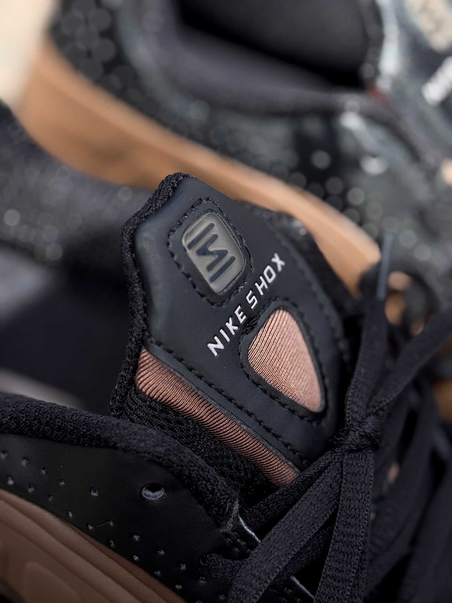 Nike Shox R4 en color Ironstone/Off-Noir