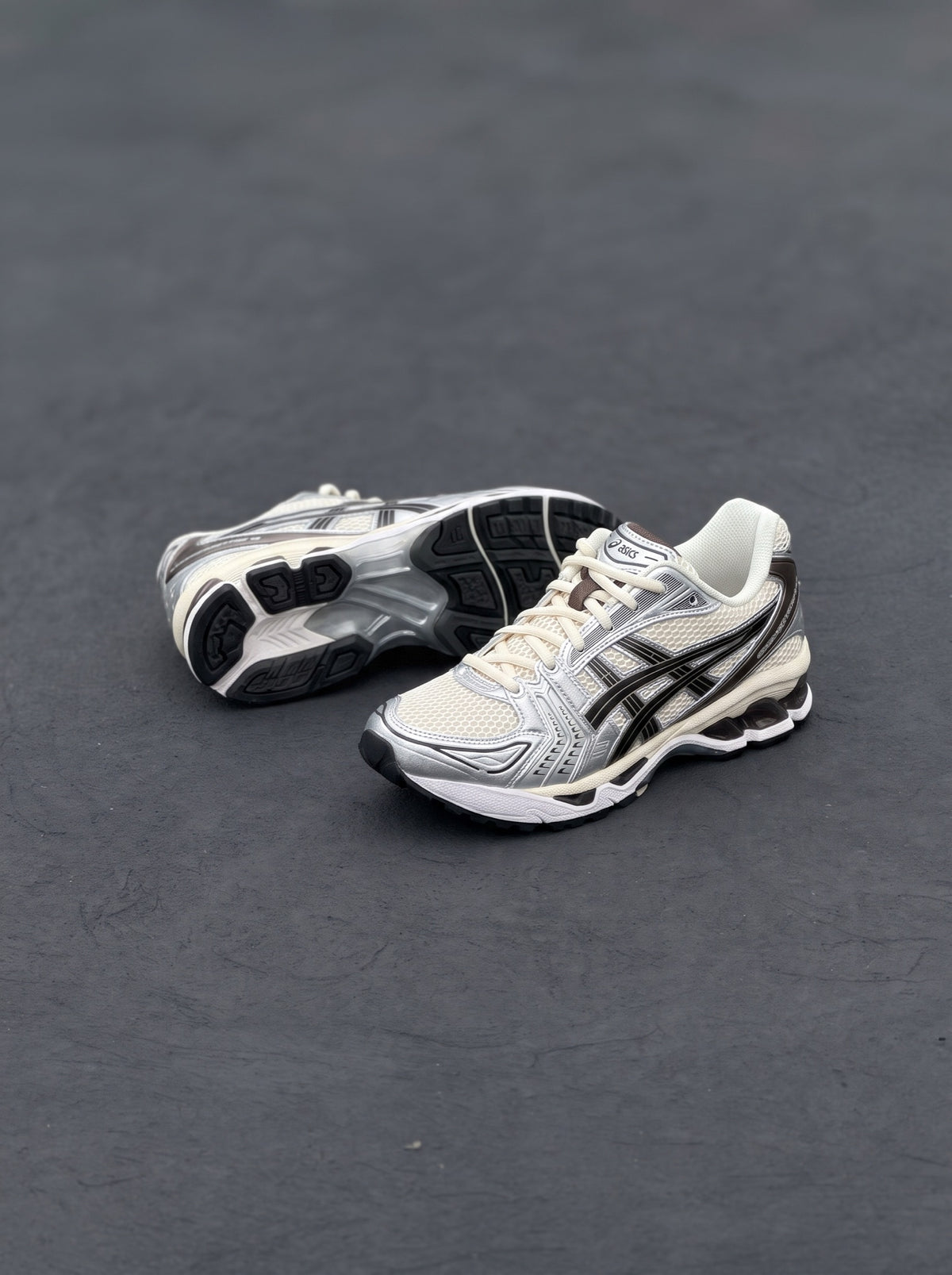 Asics Gel Kayano 14 Crema Plata Negra
