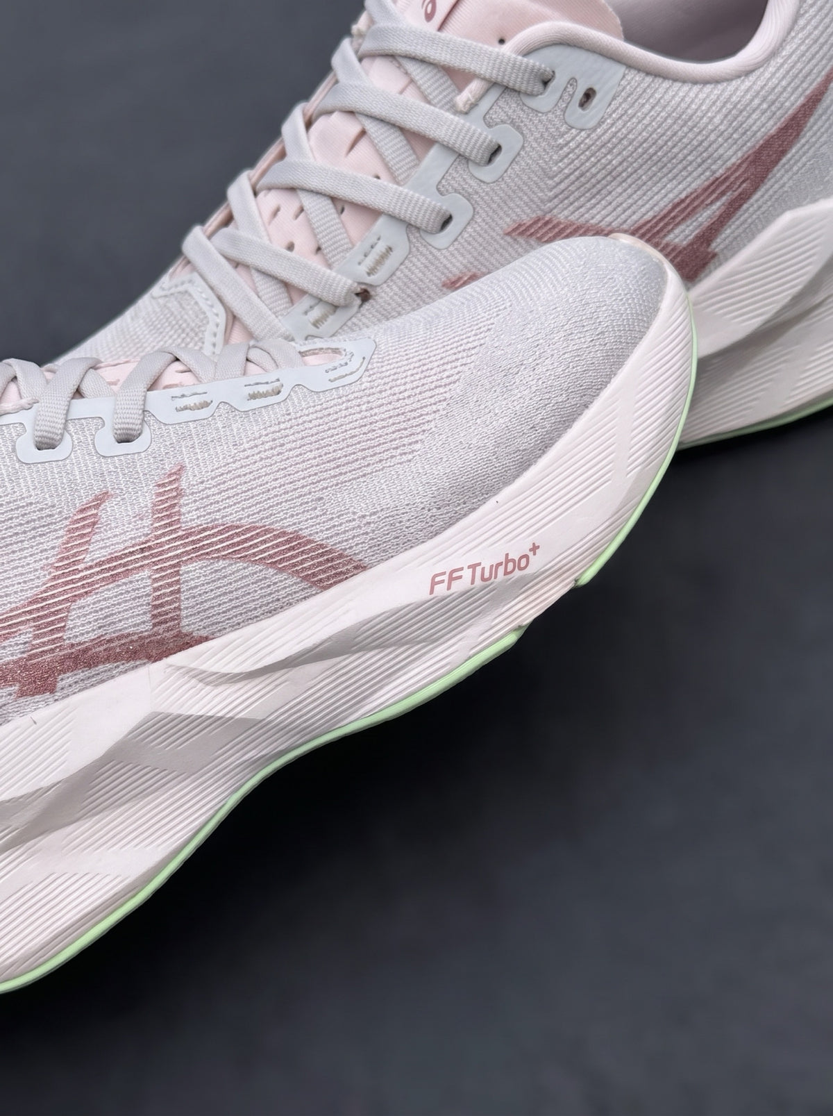 Asics Novablast 6 Gris Perla Rosa