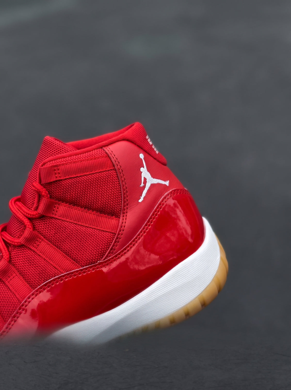 Nike Air Jordan 11 Retro Roja Suela Caramelo
