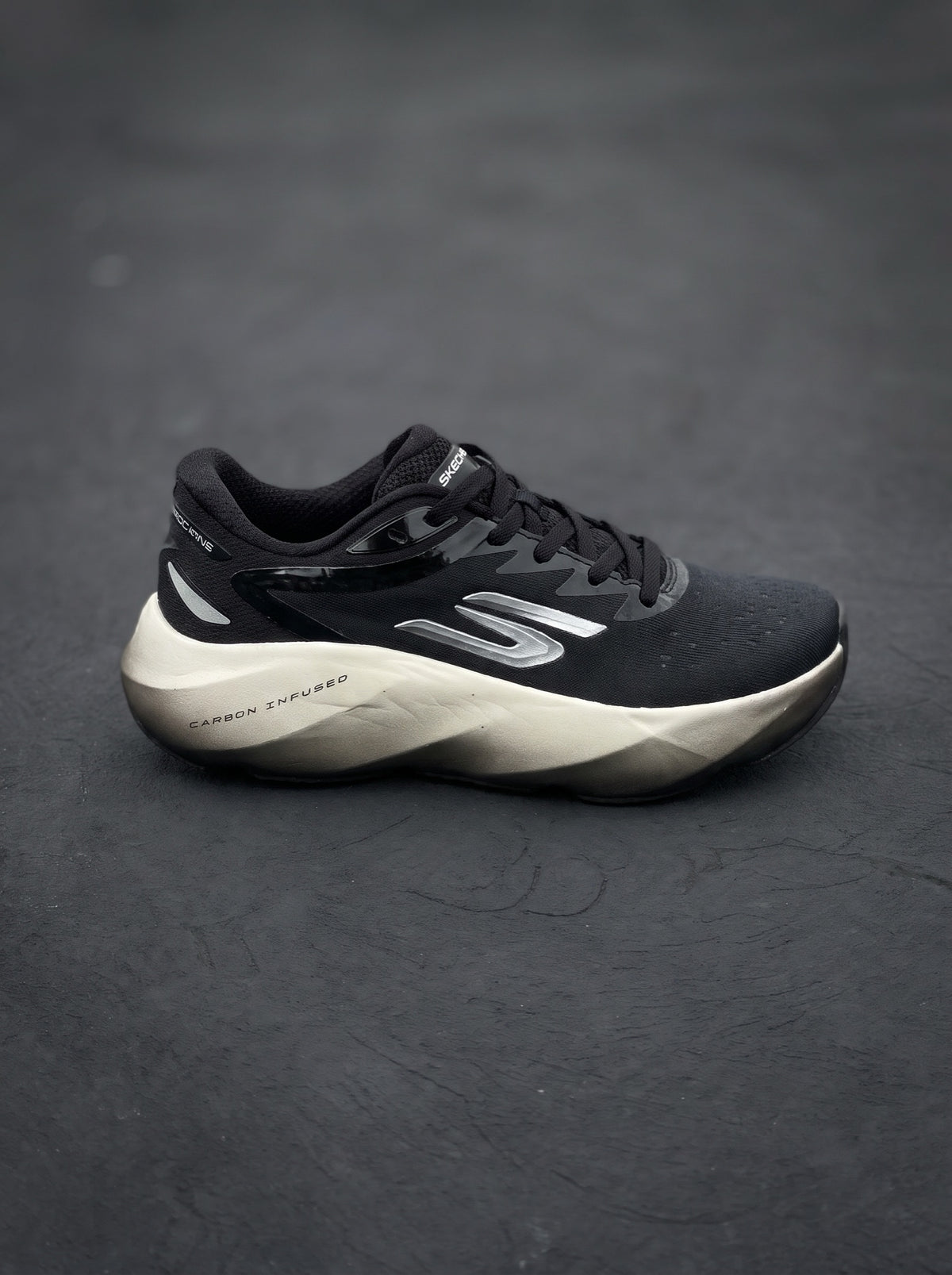 Skechers Aero Burst Negra Blanca