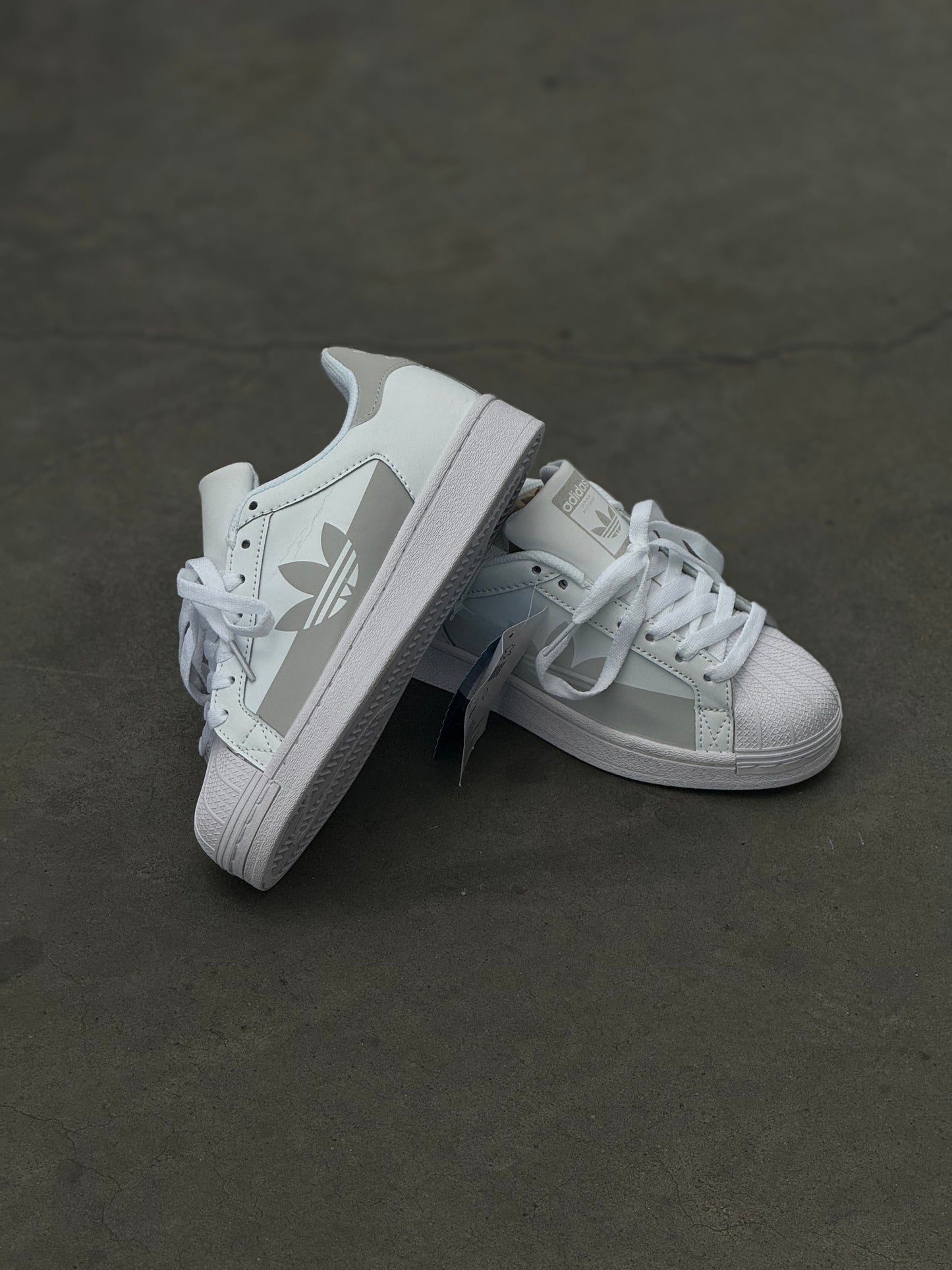 adidas Superstar blancos con detalles grises