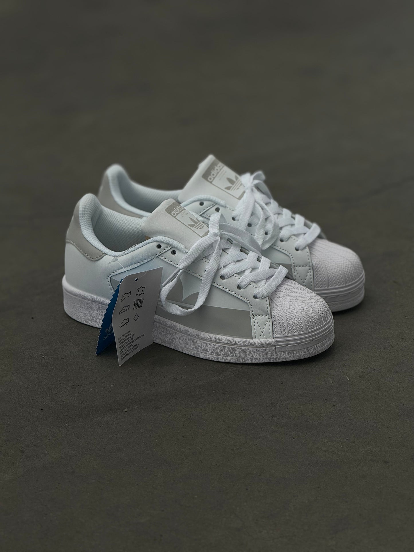 adidas Superstar blancos con detalles grises