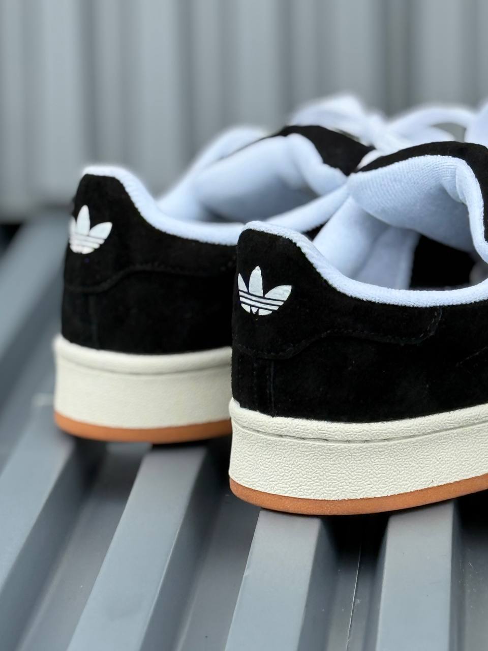 Adidas Campus negra blanca suela en goma