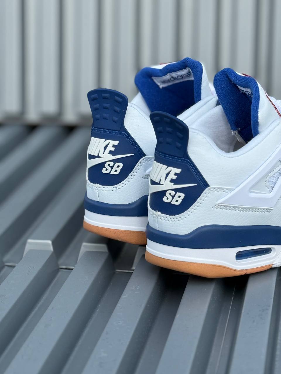Jordan Retro 4 SB blanca AZUL