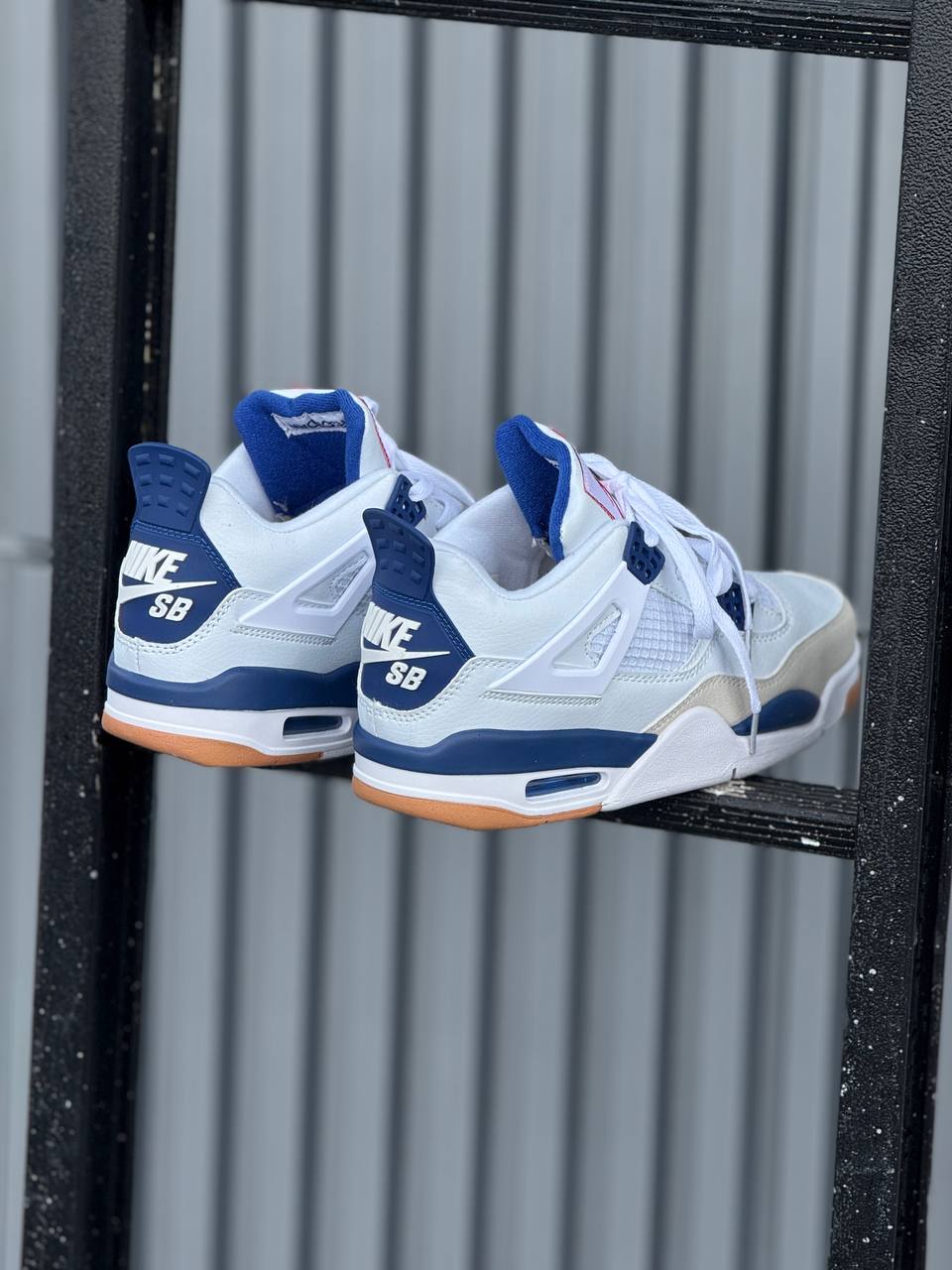 Jordan Retro 4 SB blanca AZUL