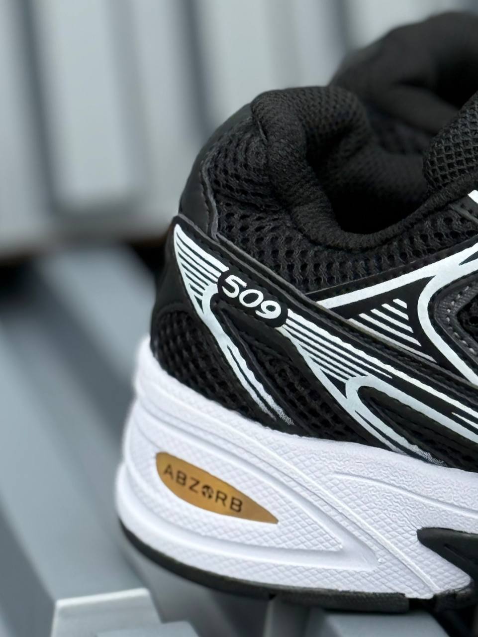 New Balance 509 negra blanca