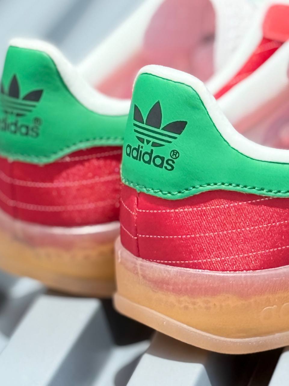 Adidas Gazelle rojas con verde