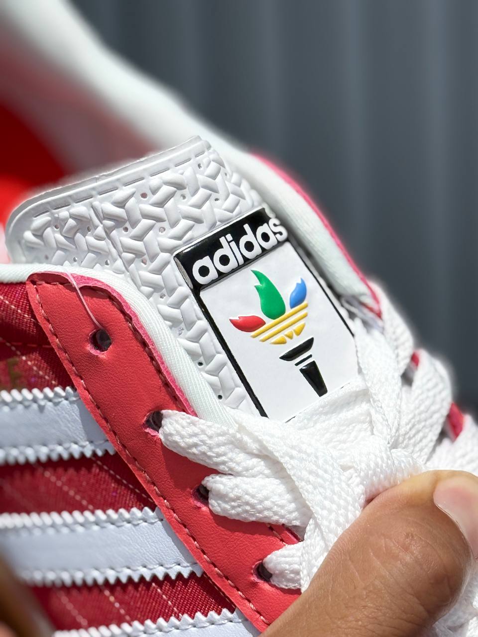 Adidas Gazelle rojas con verde