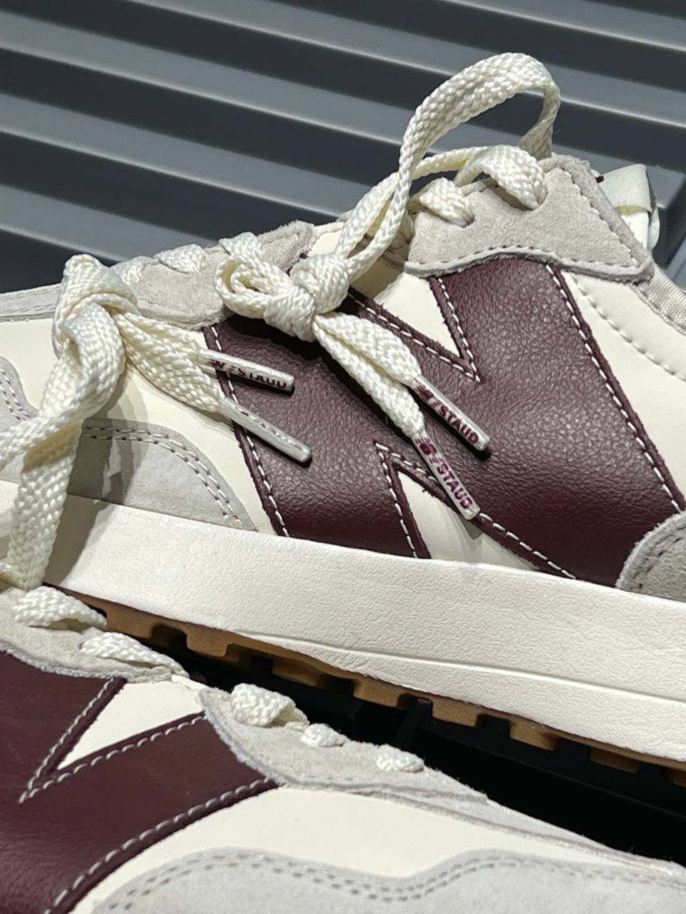 New Balance 327 vinotinto