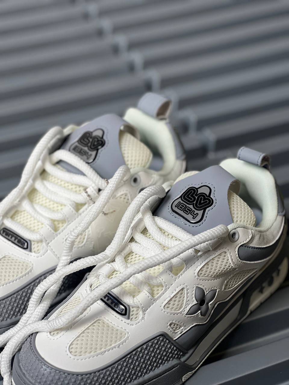 Louis Vuitton Gris con Blanco