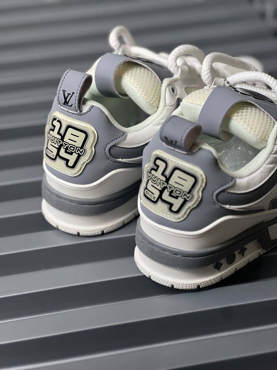 Louis Vuitton Gris con Blanco