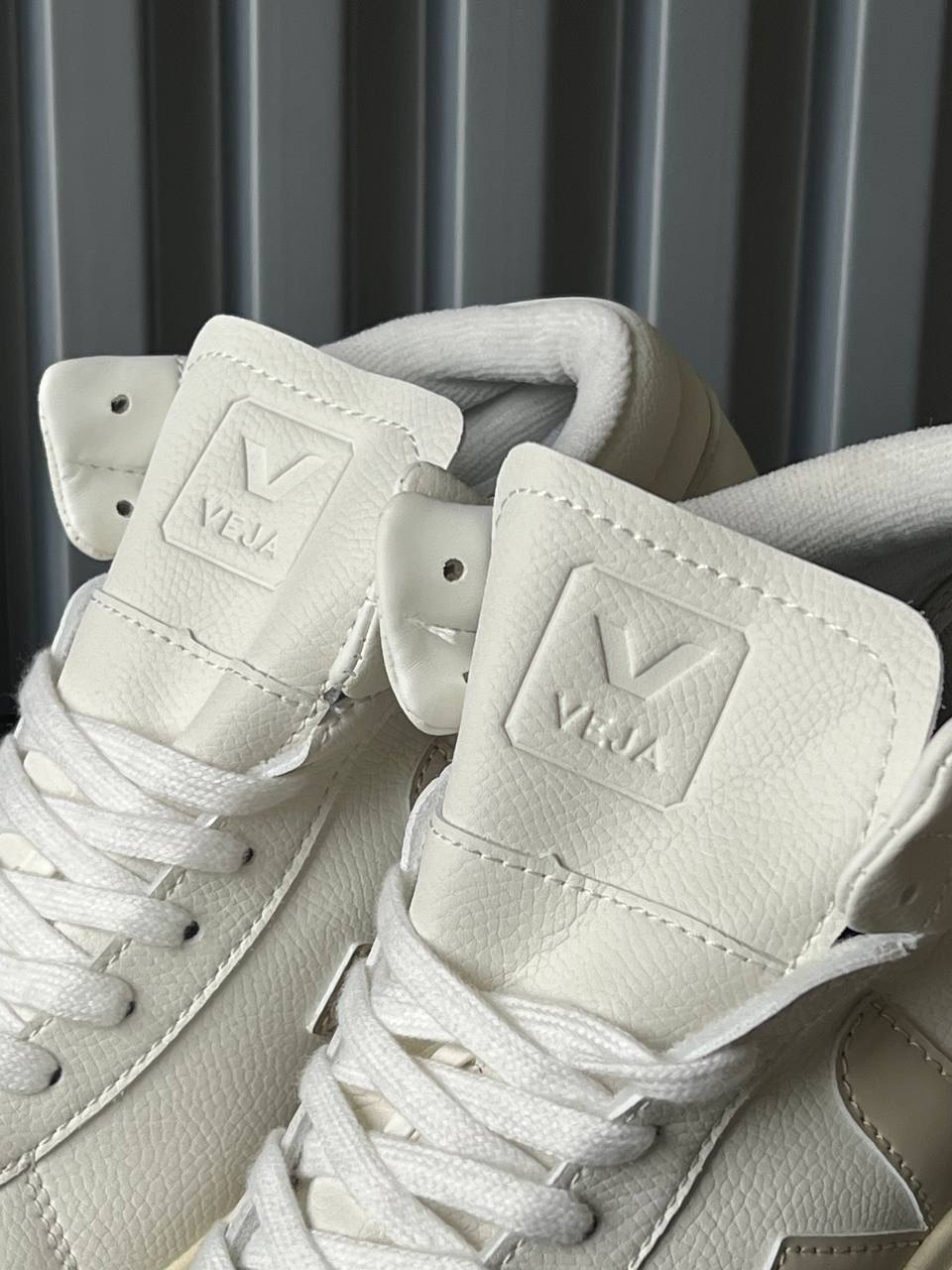 Veja en bota blanca