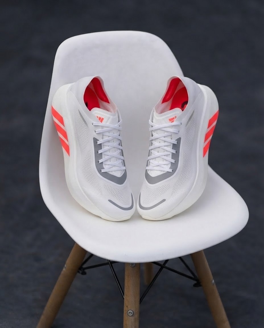 Adidas Hyperboost Run en color blanco con detalles en rojo (Solar Turbo)