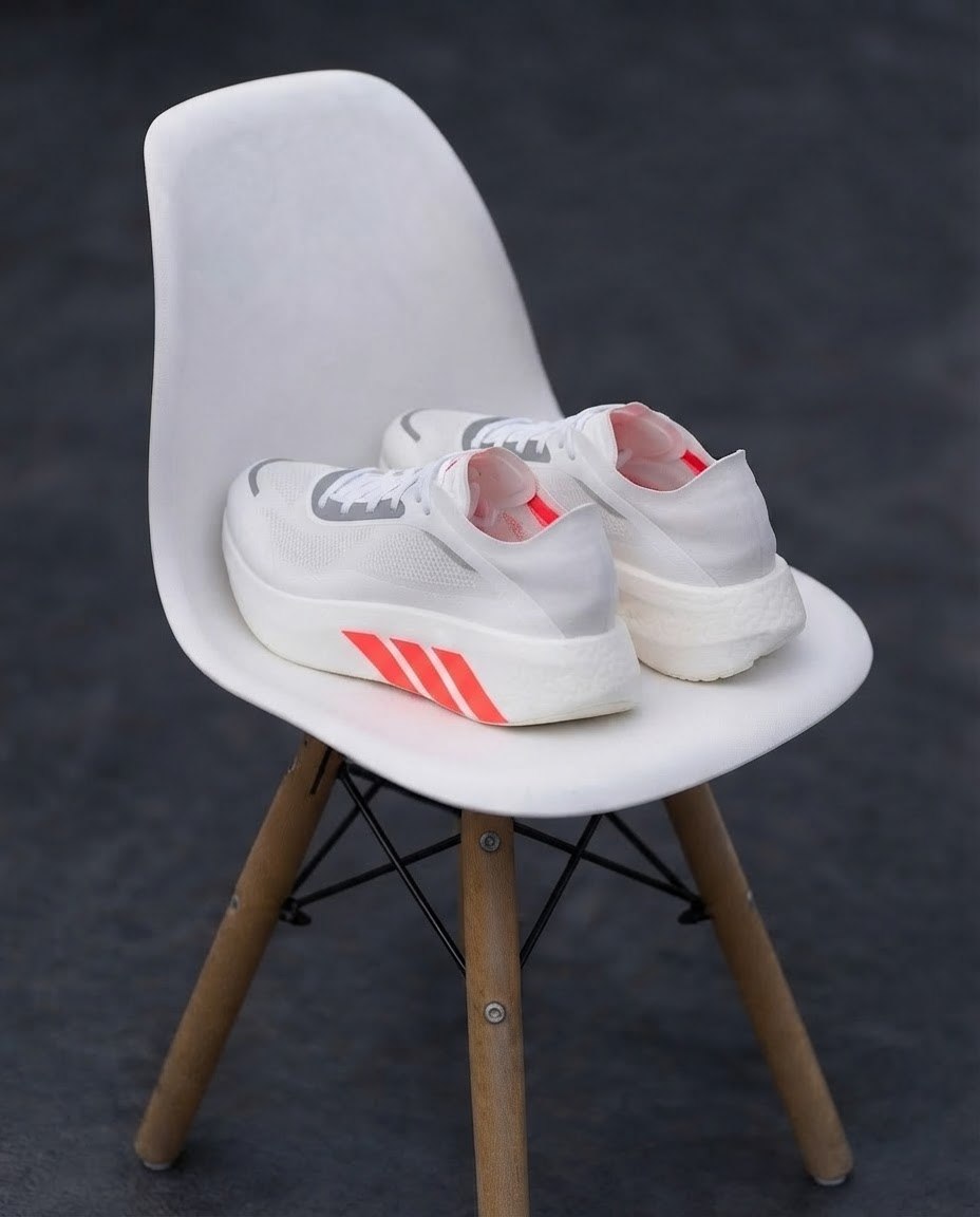 Adidas Hyperboost Run en color blanco con detalles en rojo (Solar Turbo)