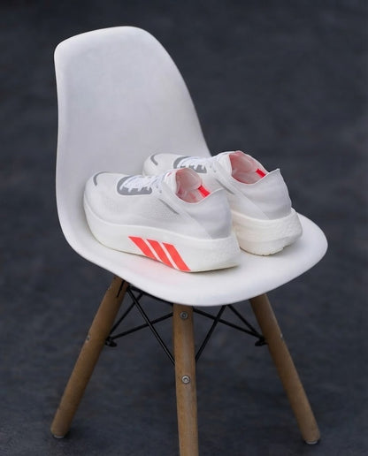 Adidas Hyperboost Run en color blanco con detalles en rojo (Solar Turbo)