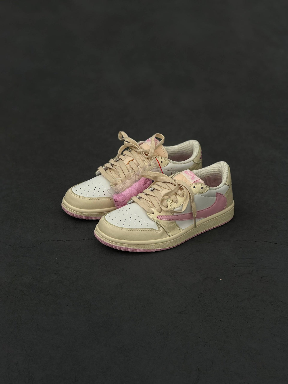 Air Jordan 1 Retro Low OG SP x Travis Scott "Shy Pink"