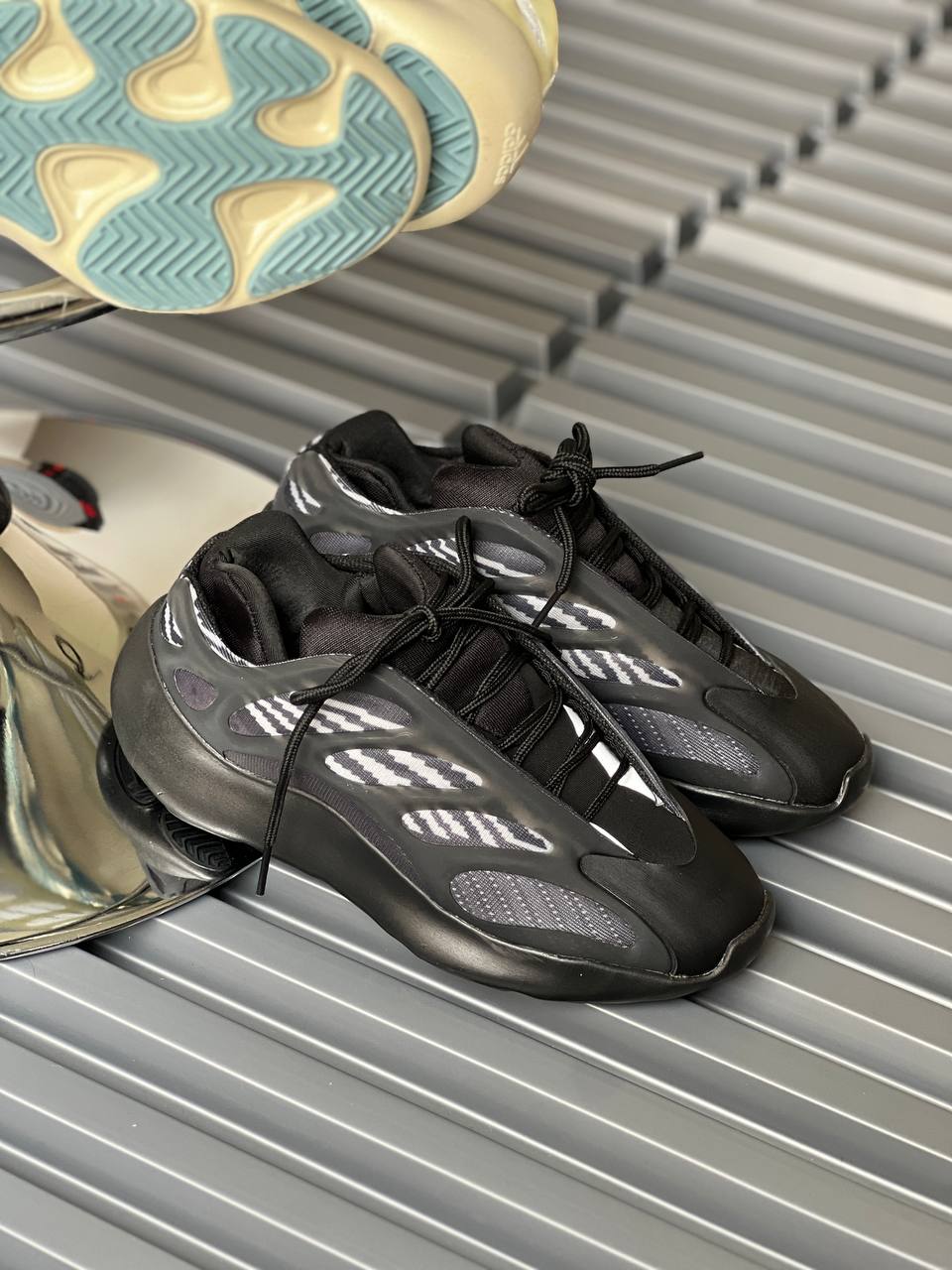 Adidas Yeezy 700 v3