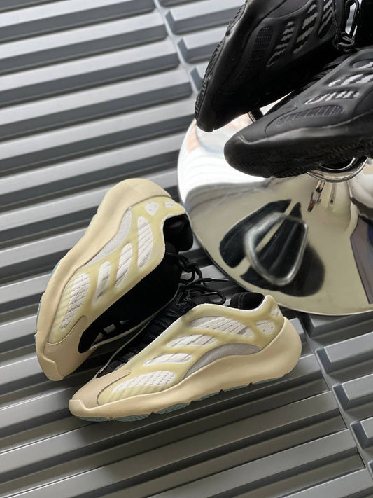 Adidas Yeezy 700 v3