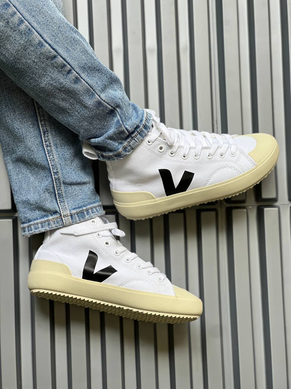 Veja Tela con V negra
