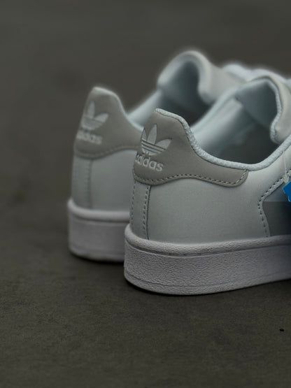 adidas Superstar blancos con detalles grises