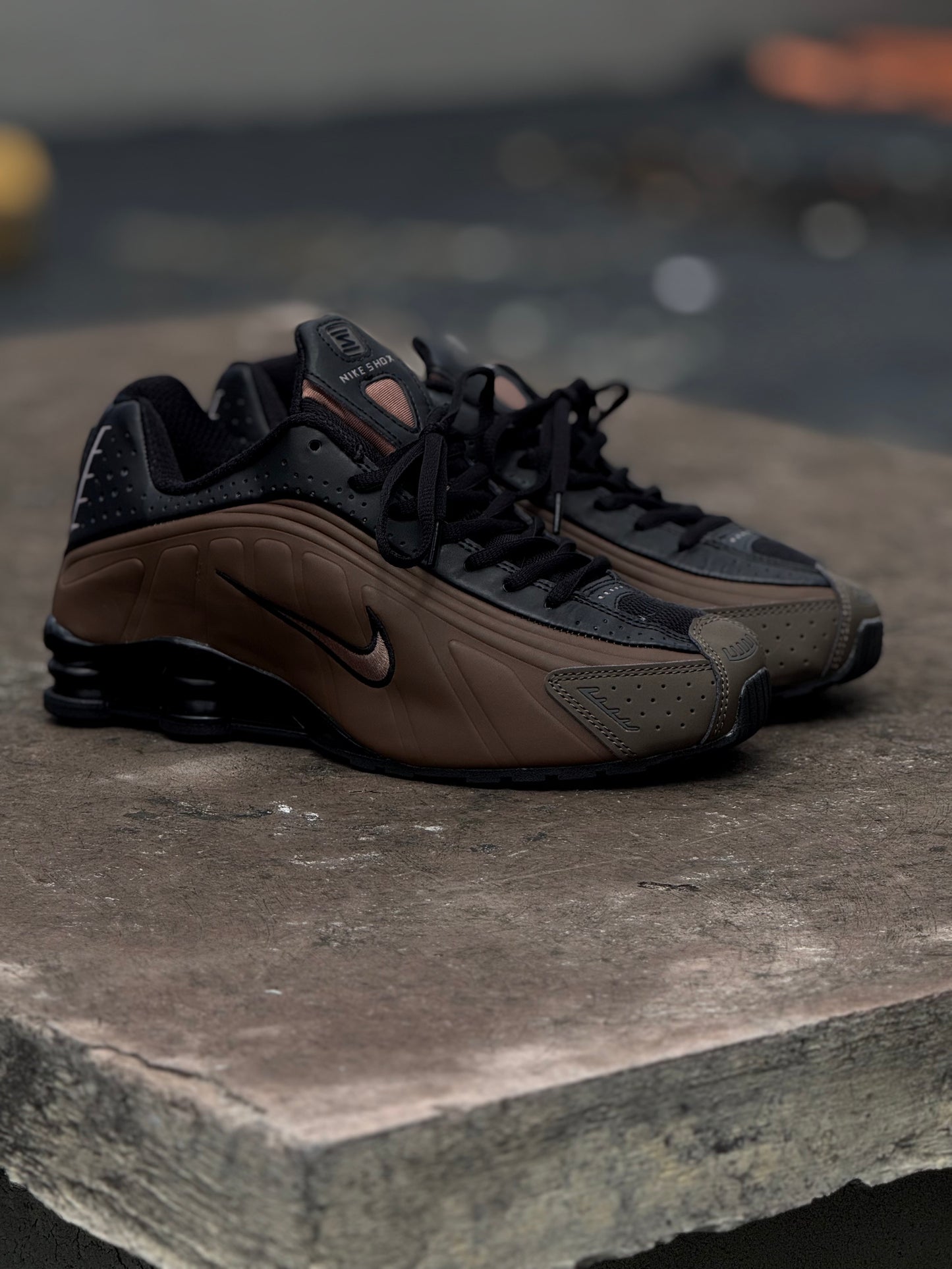 Nike Shox R4 en color Ironstone/Off-Noir