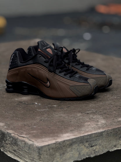 Nike Shox R4 en color Ironstone/Off-Noir