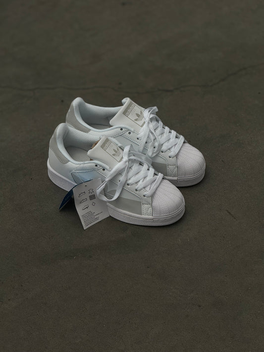 adidas Superstar blancos con detalles grises