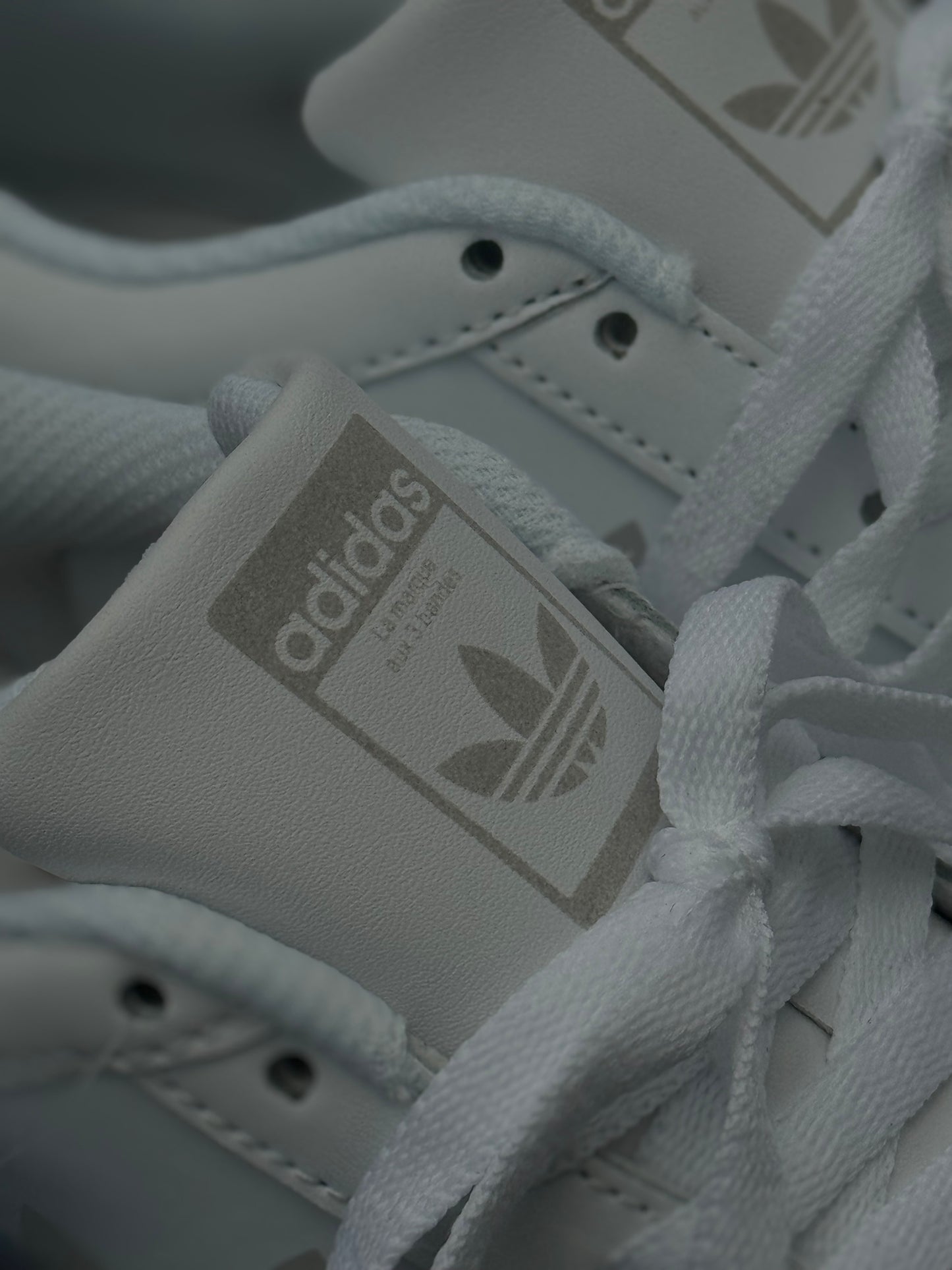 adidas Superstar blancos con detalles grises