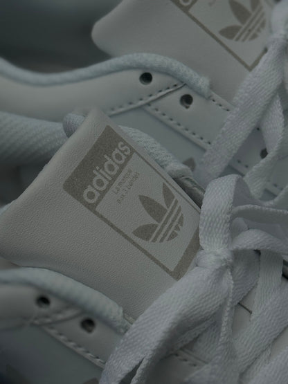 adidas Superstar blancos con detalles grises