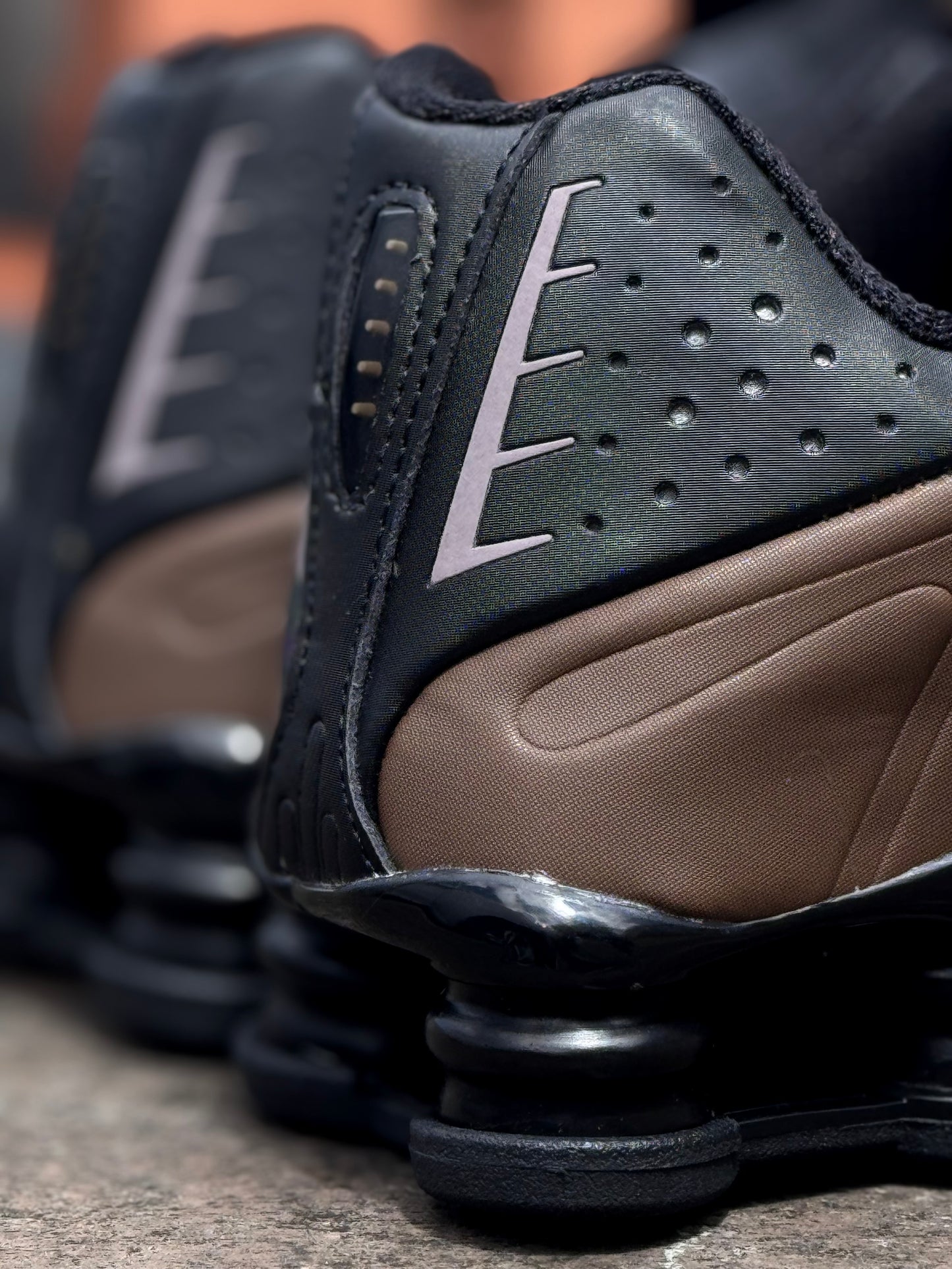 Nike Shox R4 en color Ironstone/Off-Noir