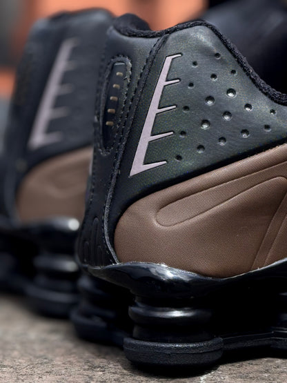 Nike Shox R4 en color Ironstone/Off-Noir