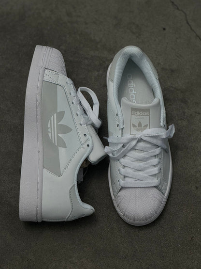 adidas Superstar blancos con detalles grises