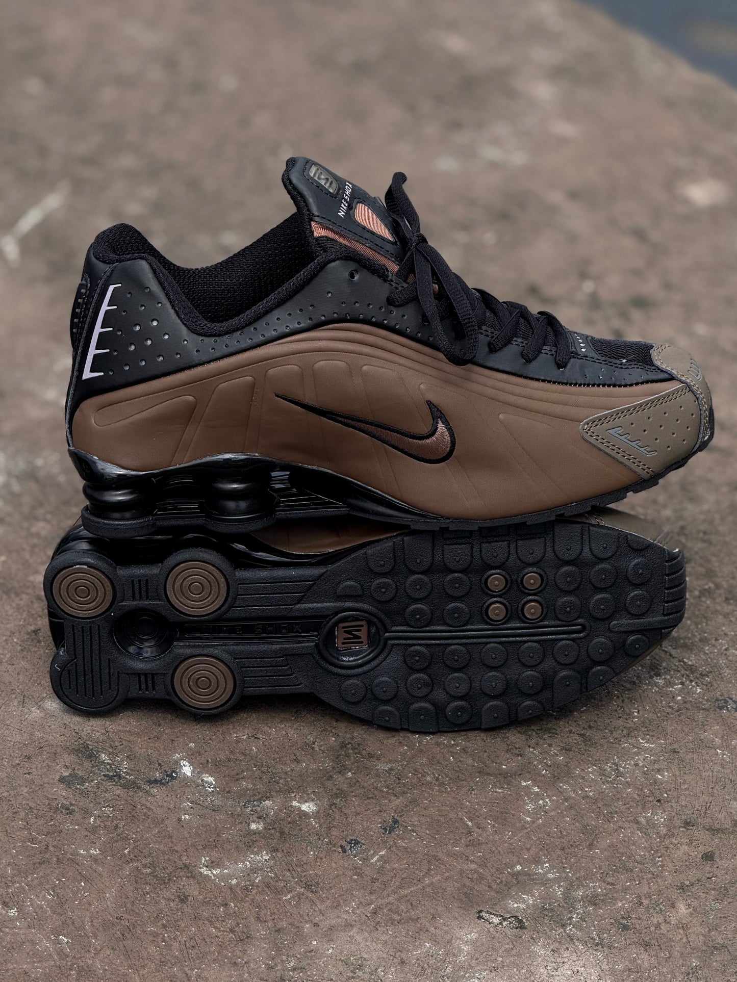 Nike Shox R4 en color Ironstone/Off-Noir
