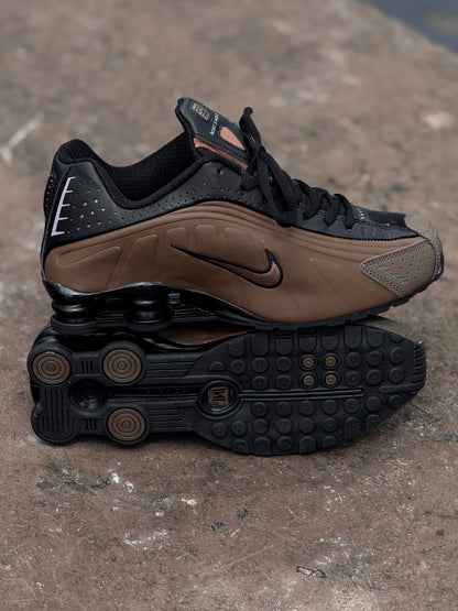 Nike Shox R4 en color Ironstone/Off-Noir