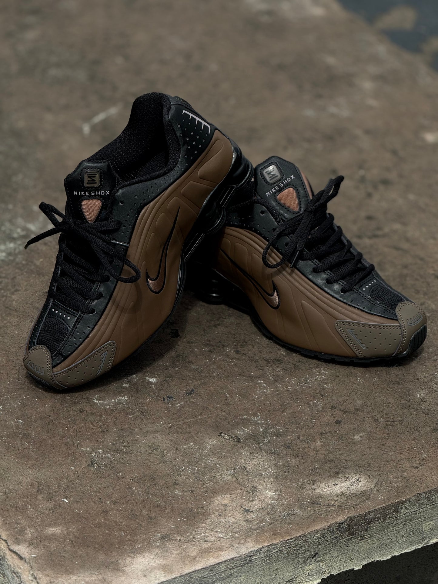 Nike Shox R4 en color Ironstone/Off-Noir