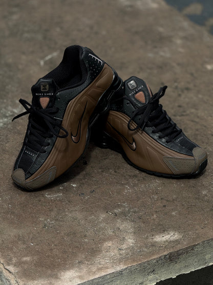 Nike Shox R4 en color Ironstone/Off-Noir